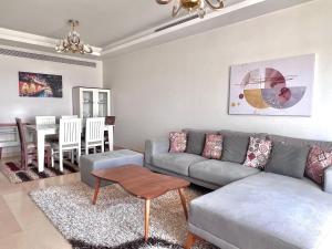 CFC, spacious, Cozy 2BR Apt , Clubhouse nearby