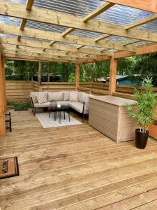 Heerlijke ruime stacaravan met overdekte veranda en omheinde tuin Casa Elvina