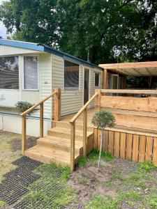 Heerlijke ruime stacaravan met overdekte veranda en omheinde tuin Casa Elvina