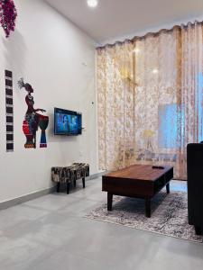Cozy Studio by HoodSquare- NXone, 15 mins from Central Noida