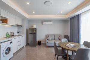 Modern Apartment with Rooftop Pool & Gym