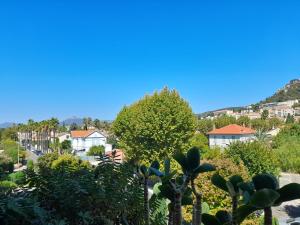 T2, 4 pers max, terrasse avec vue et parking privé, proche centre et mer