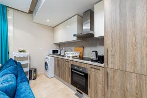 Modern apartment with great Pool & Beach access