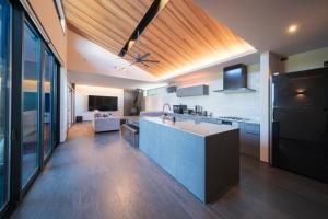 海近1棟貸し,テラスでBBQ,85インチTVで映画三昧,早朝海散歩,大人が休める静かな隠れ家---HK House---