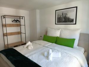 D-Quadrat FeWo "Doni" für Familien, Geschäftsreisende, Urlauber mit 3 Zimmern, Tageslichtbad, Südbalkon und Kingsize-Betten, max 6 Personen