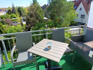 D-Quadrat FeWo "Doni" für Familien, Geschäftsreisende, Urlauber mit 3 Zimmern, Tageslichtbad, Südbalkon und Kingsize-Betten, max 6 Personen