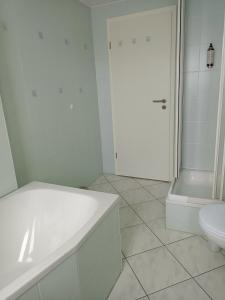 D-Quadrat FeWo "Doni" für Familien, Geschäftsreisende, Urlauber mit 3 Zimmern, Tageslichtbad, Südbalkon und Kingsize-Betten, max 6 Personen