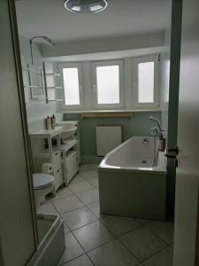 D-Quadrat FeWo "Doni" für Familien, Geschäftsreisende, Urlauber mit 3 Zimmern, Tageslichtbad, Südbalkon und Kingsize-Betten, max 6 Personen