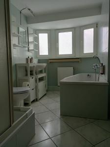 D-Quadrat FeWo "Doni" für Familien, Geschäftsreisende, Urlauber mit 3 Zimmern, Tageslichtbad, Südbalkon und Kingsize-Betten, max 6 Personen