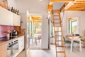 Charming holiday home-heated pool, nature escape