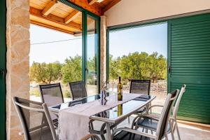 Charming holiday home-heated pool, nature escape