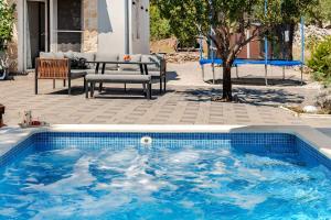 Charming holiday home-heated pool, nature escape