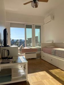 Mirelas Private Room with key, AC, lift & balcony in the center of Nice on the Cote dAzur