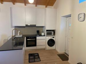 Cozy Residence in Historic Downtown Foz Do Arelho - Farm Views - Walk to Beach