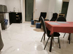 BackPackers GELIJKVLOERS-Studio-Slaapkamer-Eetkamer-Keuken 1 ruimte-badkamer en-suite