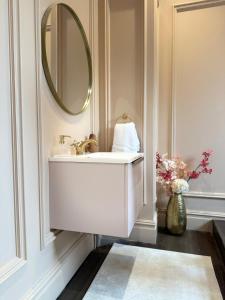 Party House, VIP Bar, Cinema, Sauna, Adults Room, Hot Tub & More!