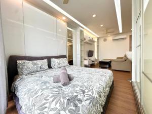 SilkSky Homesuit -3 Pax, Near The Mines, Free Car Park, 200mbps WIFI, Netflix