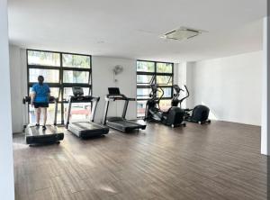 SilkSky Homesuit -3 Pax, Near The Mines, Free Car Park, 200mbps WIFI, Netflix