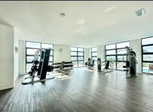 SilkSky Homesuit -3 Pax, Near The Mines, Free Car Park, 200mbps WIFI, Netflix
