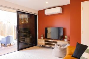 CBD 2 Bed 2 Bath Luxury Gem With Free Car Park