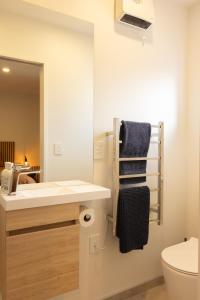 CBD 2 Bed 2 Bath Luxury Gem With Free Car Park