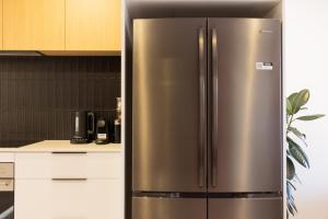 CBD 2 Bed 2 Bath Luxury Gem With Free Car Park