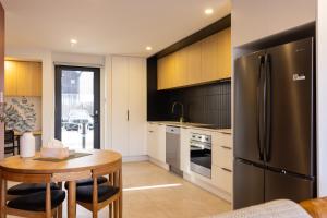 CBD 2 Bed 2 Bath Luxury Gem With Free Car Park