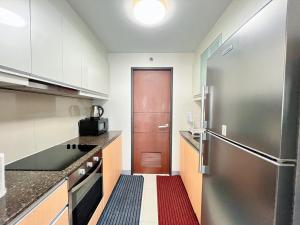 LARGE BGC 2BR, Perfect for 6, Steps to Mitsukoshi, 300Mbps Fiber 25R