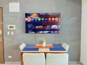 HUGE 2BR BGC Suite 70sqm, Perfect for 6, Balcony, Pool & Uptown Mall Connector, Ste 25