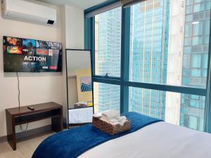 HUGE 2BR BGC Suite 70sqm, Perfect for 6, Balcony, Pool & Uptown Mall Connector, Ste 25