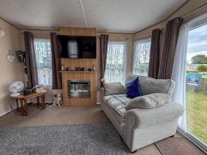 Brilliant 6 Berth Caravan For Hire At Sunnydale Park In Skegness Ref 35076Af