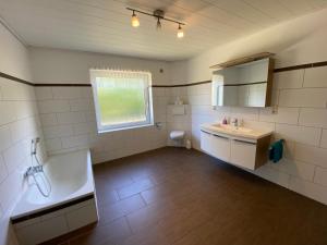 4-ZIMMERWOHNUNG,KÜCHE, INTERNET,PARKPLATZ,EMDEN,IHLOW,AURICh