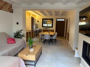 Can Pou, charming village house in Girona