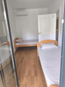 Bijela,dvosoban stan,sa dvoristem