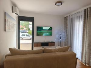 Bijela,dvosoban stan,sa dvoristem