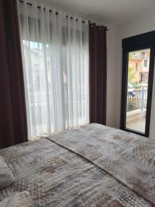 Bijela,dvosoban stan,sa dvoristem