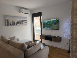 Bijela,dvosoban stan,sa dvoristem