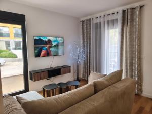 Bijela,dvosoban stan,sa dvoristem