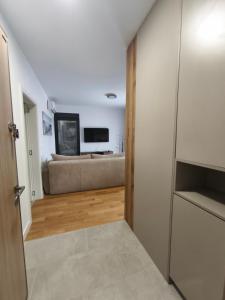 Bijela,dvosoban stan,sa dvoristem