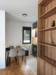 Bijela,dvosoban stan,sa dvoristem