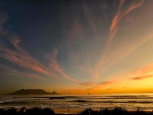 Oceanview Apartment -- Stunning view of Table Mountain & Atlantic Ocean