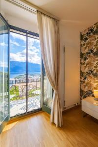 Romantic Lake View Apartment with Balcony and Parking in Orselina Locarno