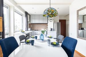 Perfect central spot! by VAYA STAYS