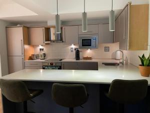 2 beds by Tower Bridge, Walk to Sights & Dining