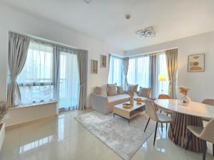 Versatile 1BR with Burj Khalifa View - 4hvězdičkové hotely ve městě Dubaj