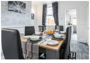 Modern 3BD House in Salford, with free parking