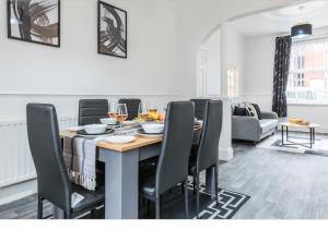 Modern 3BD House in Salford, with free parking