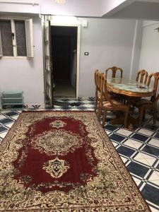 شقة بميامي دقيقتين للبحر دور سادس سلم بها نت