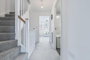 53 Stylish 4 Bed Home 2 Full 1 Half Bath Free Parking