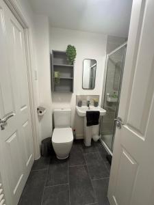 53 Stylish 4 Bed Home 2 Full 1 Half Bath Free Parking